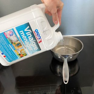 Nettoyage de la litière au vinaigre blanc