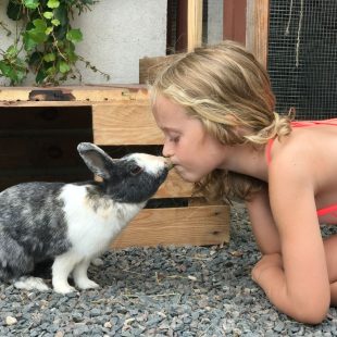 Chloé et ma lapine Iris