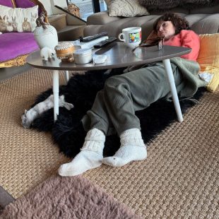 Je suis couchée par-terre avec ma Teddynette devant une bonne série