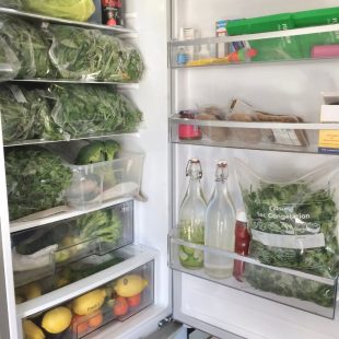 Un frigidaire rempli de bonne verdure pour les lapins