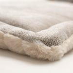 Le tapis Charly pour lapin existe en deux tailles, confort garanti avec sa surface en fausse fourrure beige rosé