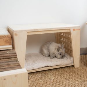 Le tapis Charly pour lapin existe en deux tailles, confort garanti avec sa surface en fausse fourrure beige rosé