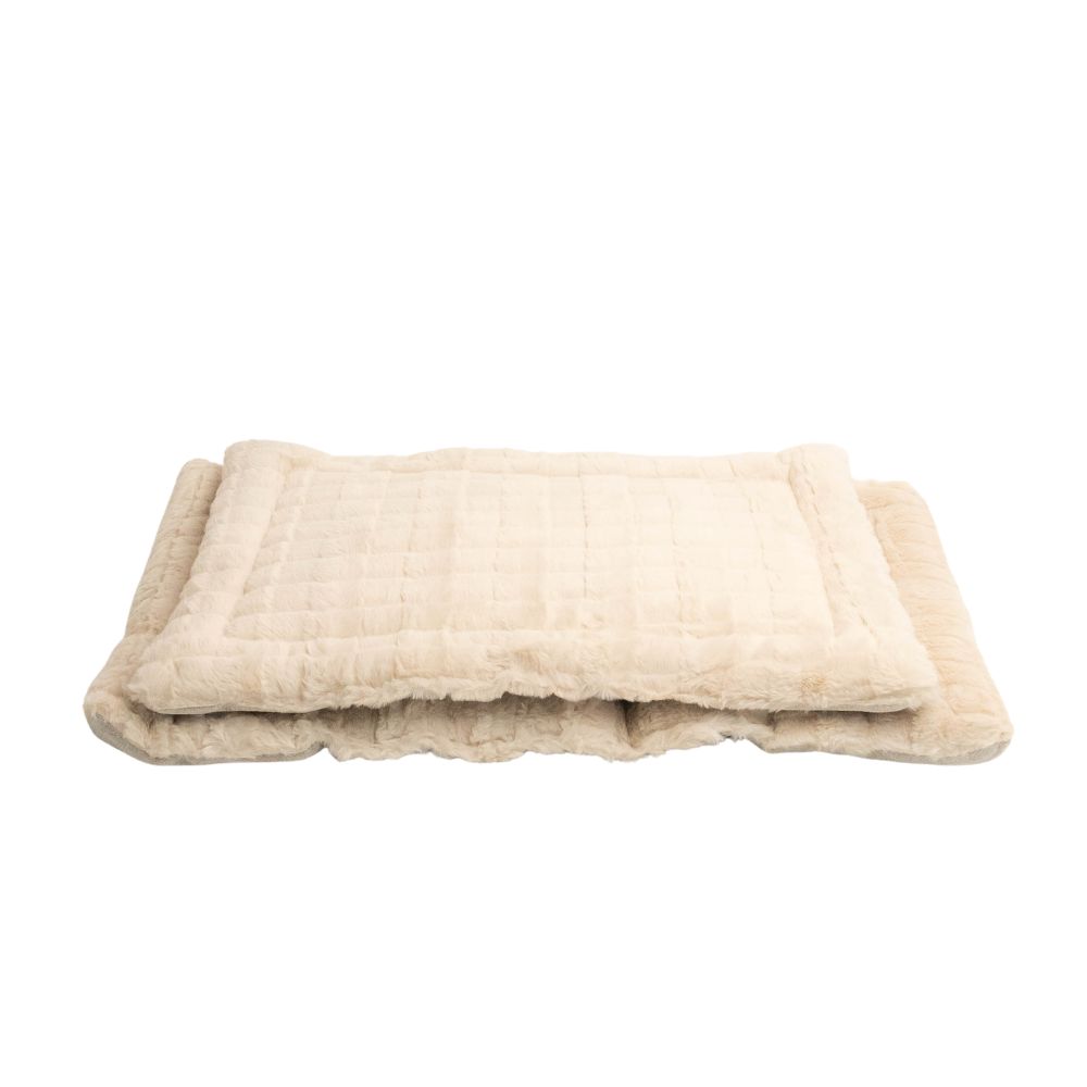 Tapis Charly Le tapis Charly pour lapin existe en deux tailles, confort garanti avec sa surface en fausse fourrure beige rosé